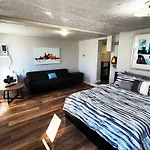 Modern 1 Bedroom Apt - Easy Parking 5 Min From Downtown