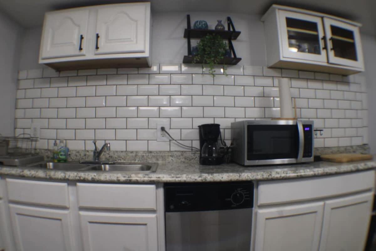 Modern 1 Bedroom - Easy Parking 5 Min From Downtown